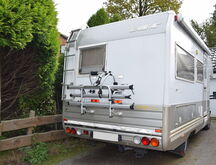 Älteres Wohnmobil mit Laika-Aufbau bei der Schadenaufnahme – Kennzeichen unkenntlich gemacht