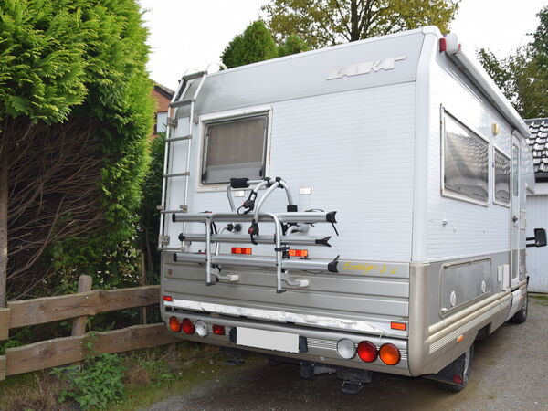 Älteres Wohnmobil mit Laika-Aufbau bei der Schadenaufnahme – Kennzeichen unkenntlich gemacht
