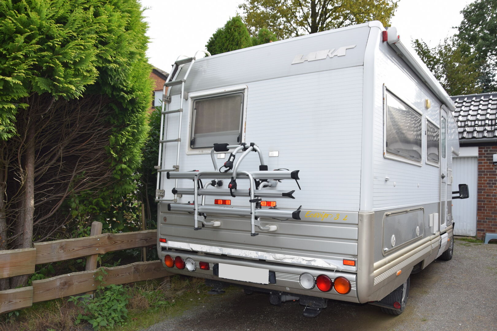 Älteres Wohnmobil mit Laika-Aufbau bei der Schadenaufnahme – Kennzeichen unkenntlich gemacht